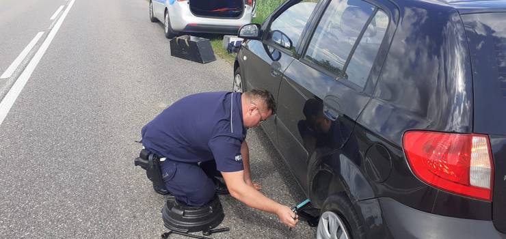 Samochód uległ awarii. Z pomocą przyszli policjanci drogówki