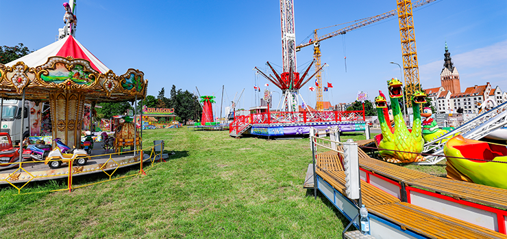 Wesołe miasteczko już stoi. To znak, że czas na Elbląskie Święto Chleba (zdjęcia)