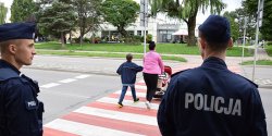 Elbl�g: Sprawdzali oznakowanie przy szko�ach