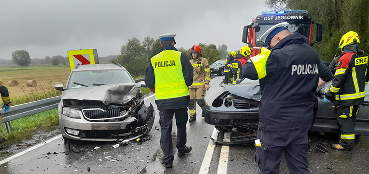 Zderzenie aut na drodze 22. Trzy osoby w szpitalu 