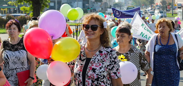 Seniorzy przejli Elblg. Przemarsz ulicami miasta na pocztek tygodnia penego atrakcji (zdjcia)