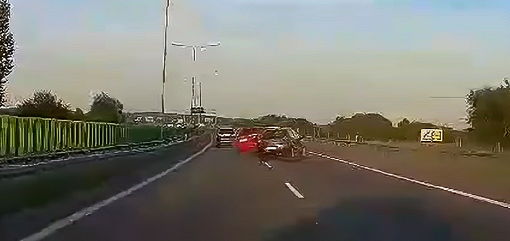 Elbląg: Dachowanie na S7. "Wyglądało groźnie, skończyło się na drobnych potłuczeniach" (film)