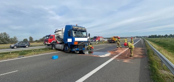 Cysterna wjechała w barierki na drodze S7