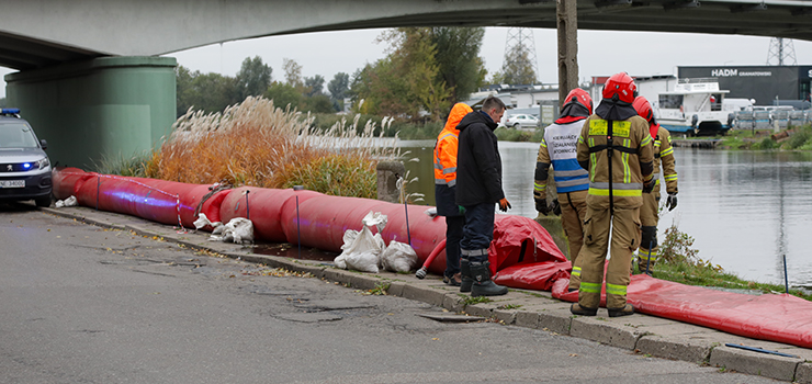 W rzece Elbląg przybywa wody. Na Bulwarze Zygmunta Augusta rozłożono rękawy przeciwpowodziowe