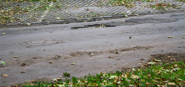 Elblążanka apeluje o remont ulicy. „Mimo prób łatania, dziury powracają”