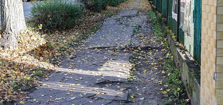 Elblążanin zwraca uwagę na zły stan chodników przy czterech ulicach. Takich miejsc jest jednak więcej