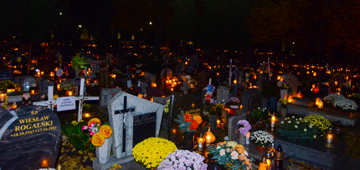 Wieczór na elbląskiej Agrykoli. Cmentarz w świetle zniczy - zobacz zdjęcia