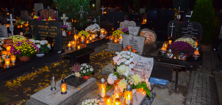 Elbląg: We Wszystkich Świętych cmentarz Dębica rozbłysł tysiącem świateł (zobacz zdjęcia)