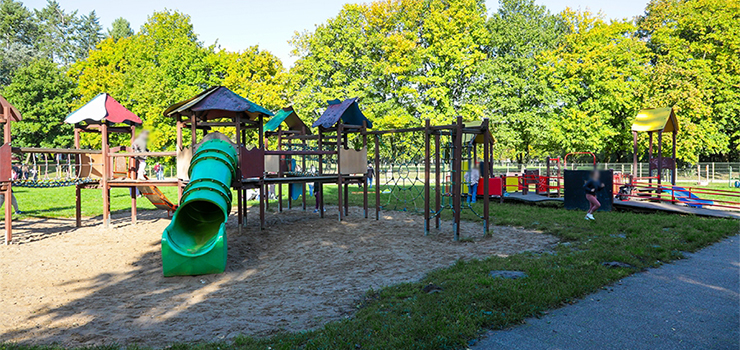 Plac zabaw w Parku Kajki wymaga pilnego remontu? "Większość urządzań kwalifikuje się do całkowitej wymiany"