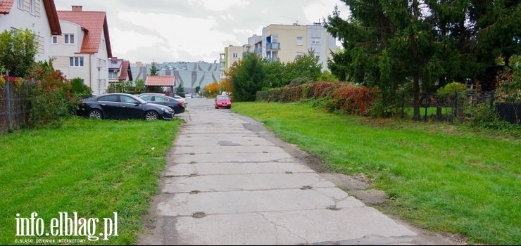 „Ulica nie posiada chodnika, a ruch pieszy odbywa się wraz z samochodowym”