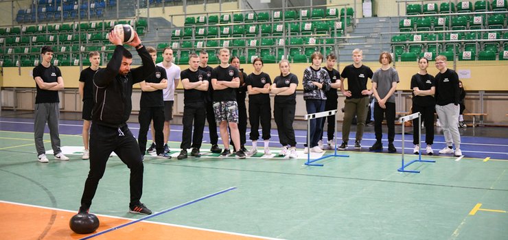 Policjanci organizują tor sprawnościowy dla kandydatów
