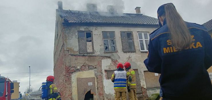 Pożar pustostanu przy Grunwaldzkiej. "Dym wydobywał się spod dachówek"
