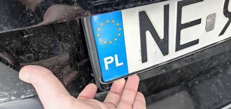 Kierował nie mając uprawnień a na przyczepie znajdowała się inna tablica rejestracyjna