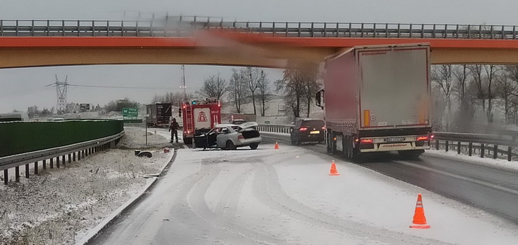 Audi A4 dachowao na S7. "Ruch w kierunku Elblga nadal odbywa si jednym pasem"