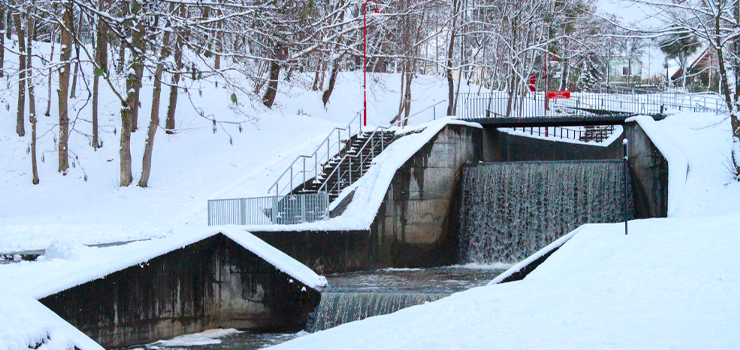 W kalendarzu jesień, a za oknem zima. Elbląg zasypany śniegiem. Zobacz zdjęcia
