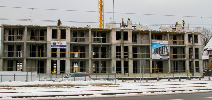 Elbląg: Naprzeciw dworca powstają nowe mieszkania. Kiedy właściciele otrzymają klucze?