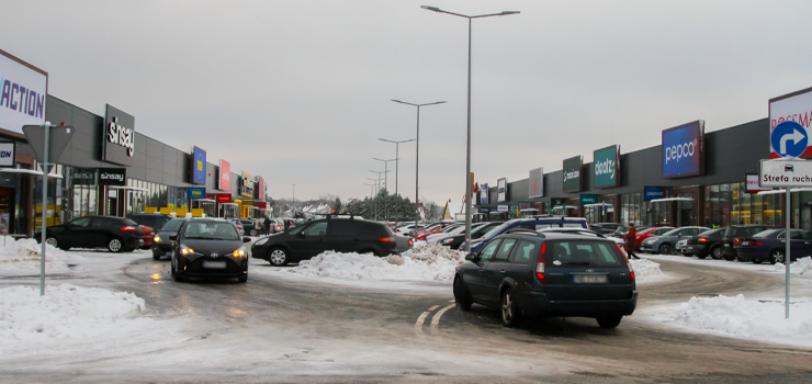 Elblanie ruszyli na zakupy do nowego centrum. "W godzinach szczytu ul. Fromborska jest zakorkowana"