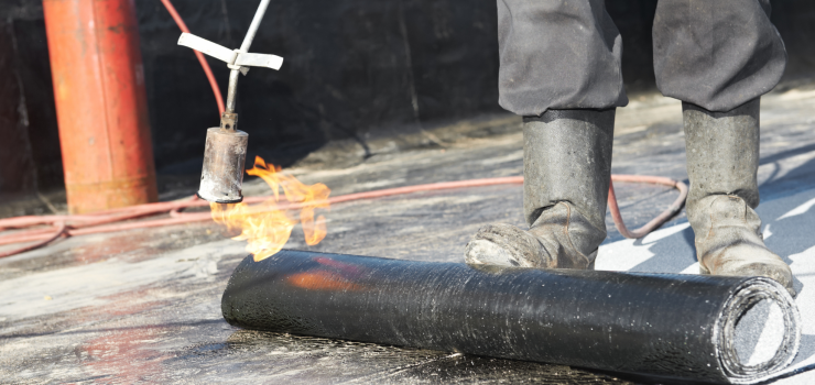 Cichy bohater warstw hydroizolacyjnych dachów. Oto papa bitumiczna