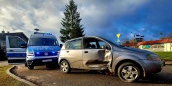 Nietrze�wy 20-latek usiad� za kierownic�. Rozbi� si� przy przej�ciu dla pieszych