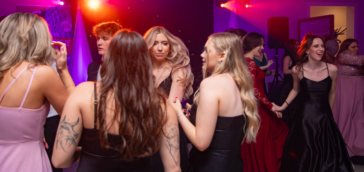 Studniówka III Liceum Ogólnokształcącego w Elblągu. " To czas radości i wspólnej zabawy" (zobacz zdjęcia)