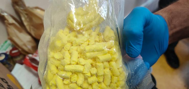 Elbląg: Zatrzymanie w hotelu. 32-latek w plecaku miał narkotyki