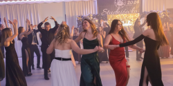 "Jedyny w swoim rodzaju, wyj�tkowy, niepowtarzalny". Bal studni�wkowy I LO w Elbl�gu (zdj�cia)