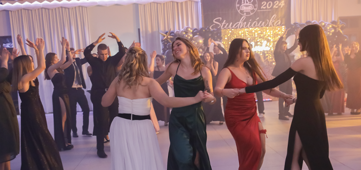 "Jedyny w swoim rodzaju, wyjątkowy, niepowtarzalny". Bal studniówkowy I LO w Elblągu (zdjęcia)