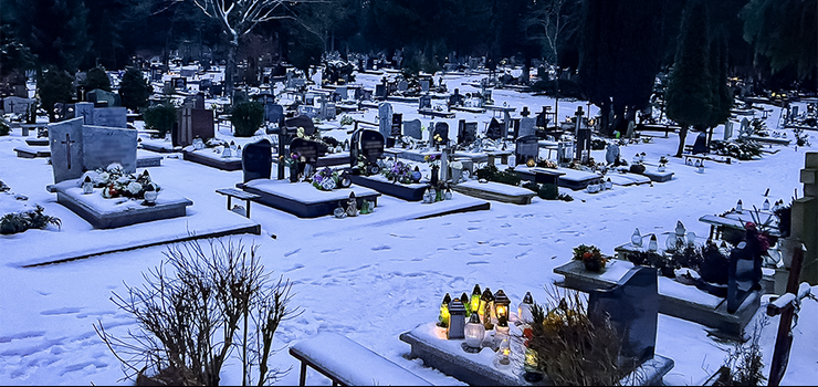 Wieczór na Dębicy. W Dzień Babci cmentarz był w świetle zniczy?