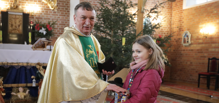 Ksiądz z Elbląga pieniądze z tacy wrzucił do puszki WOŚP (zobacz zdjęcia)