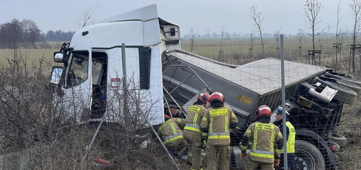 Wypadek na drodze S7. Poszkodowana pasażerka cięzarówki