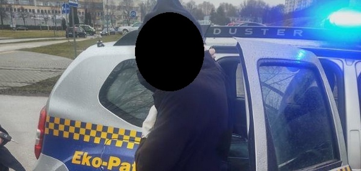 Mężczyzna zapomniał gdzie zostawił auto. Z pomocą ruszyli strażnicy