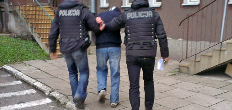 Odebrał od staruszki 230 tysięcy złotych, chwilę później policjanci zatrzymali 30-latka