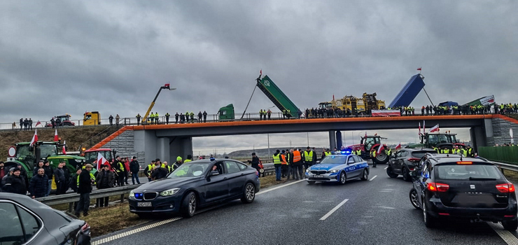 Rolnicy nadal blokują drogę S7 w okolicy Elbląga. Kierowcy mogą utknąć w korkach