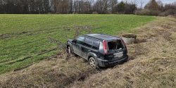 Kradzionym autem utkn�� w polu