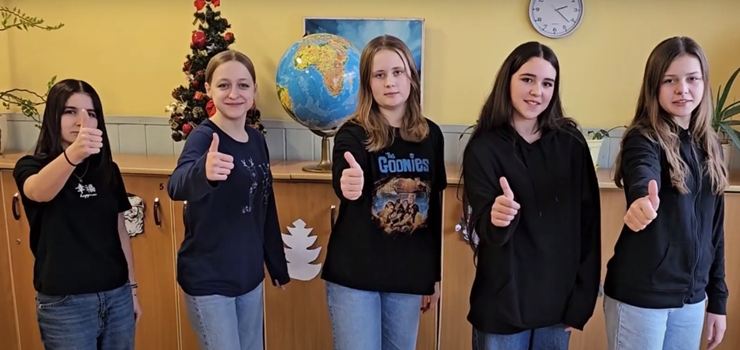 Zwyciężyły rymowanym filmem