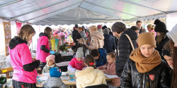 Strajk rolnikw w nowej formie. Piknik dla mieszkacw i blokady biur poselskich (zdjcia)