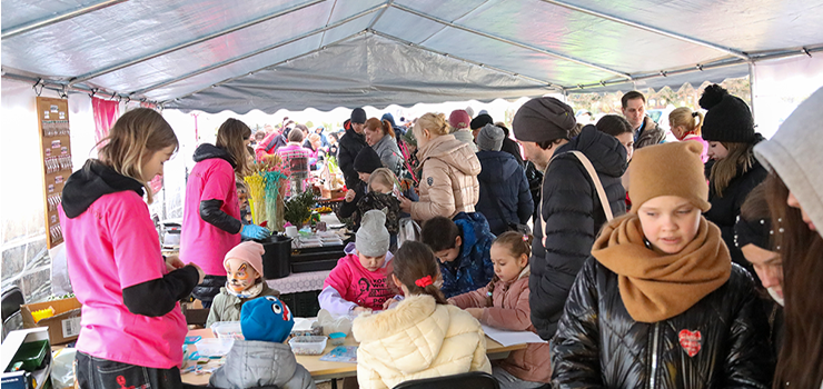 Strajk rolnikw w nowej formie. Piknik dla mieszkacw i blokady biur poselskich (zdjcia)