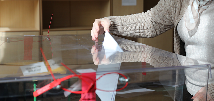 Incydenty podczas wyborów. Mężczyzna wyniósł karty do głosowania, interweniowała policja