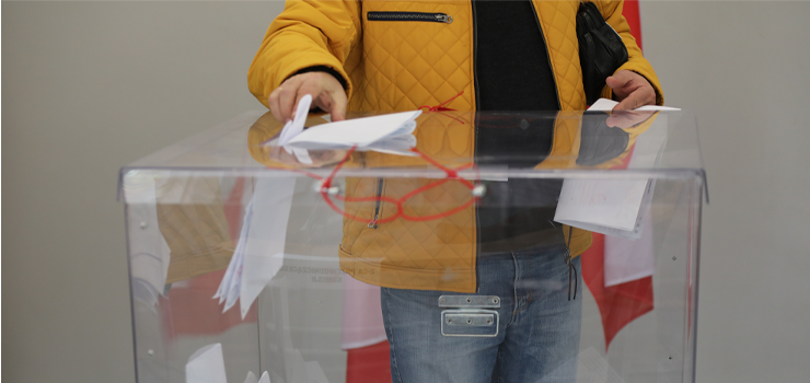 Elbląg: Po wyborach spadła średnia wieku radnych. Najmłodszym jest 24-letni student