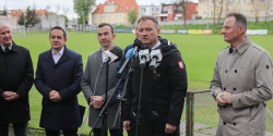 Minister Sportu w Elbl�gu. Wr�czy� stypendium sportowe trenerowi Czes�awowi Nagy