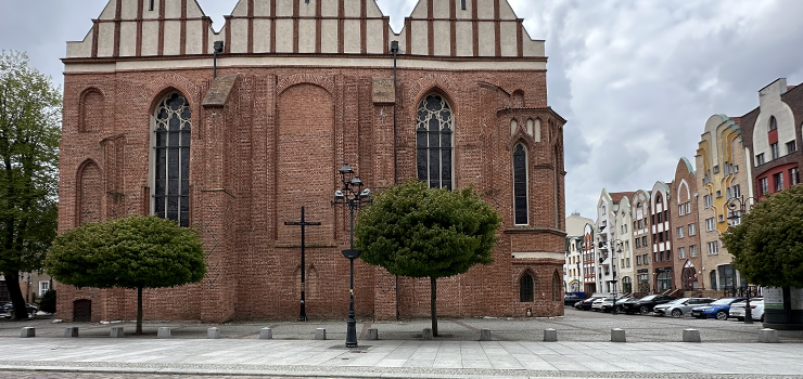 Elblg: Przy katedrze pojawiy si betonowe supki. Koniec z bezpatnym parkowaniem?