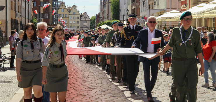 Mieszkańcy Elbląga przeszli ulicami z 50-metrową flagą Polski (zobacz zdjęcia)