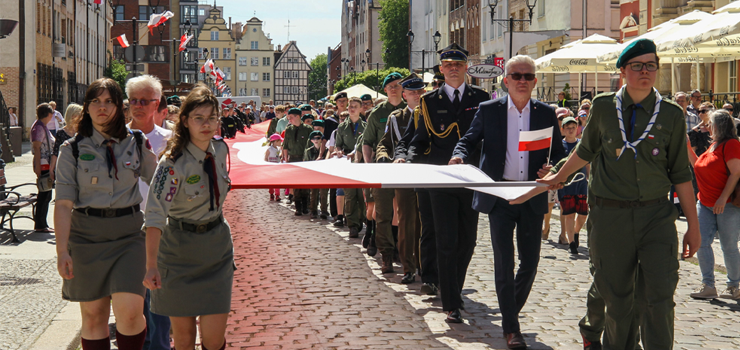 Mieszkacy Elblga przeszli ulicami z 50-metrow flagPolski (zobacz zdjcia)