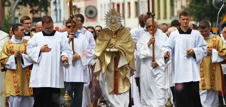 Ulicami Elbląga przeszły procesje Bożego Ciała. Zobacz procesję na Starym Mieście (zdjęcia)