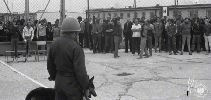 IPN oskarżył 27 byłych funkcjonariuszy. Znęcali się nad internowanymi