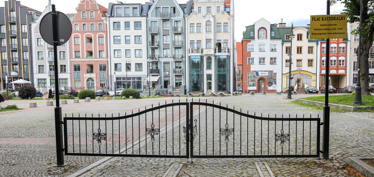 Elbląg: Wjazd na teren przy katedrze zagrodzony. Koniec z parkowaniem w tym miejscu?