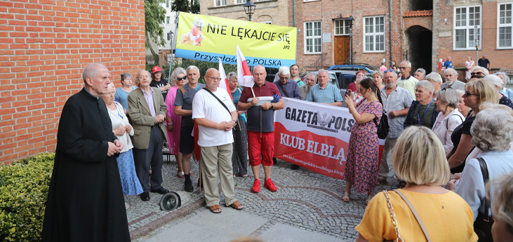 Elbląg: Odmówili różaniec w obronie księdza (zobacz zdjęcia)