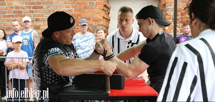 Na dziedzińcu muzeum siłowali się na ręce. Chętnych nie brakowało – zobacz zdjęcia