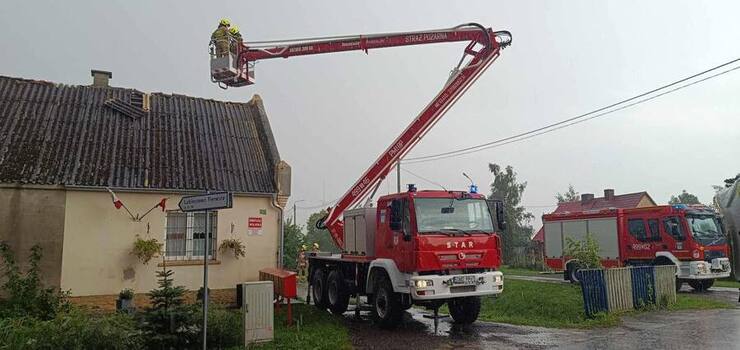 Połamane drzewa, zerwane dachy- pracowite popołudnie strażaków
