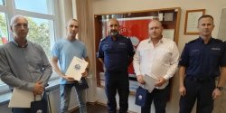 56-latek zachwia si, wpad do wody i zacz ton. Na pomoc ruszyli trzej mczyni